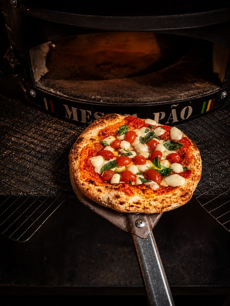 Pizza artesanal assando no forno